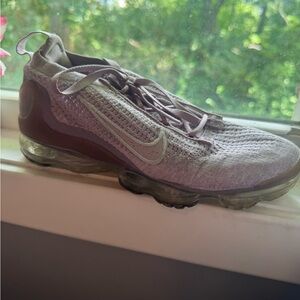 Nike VaporMax Flyknit in Light Gray and Maroon